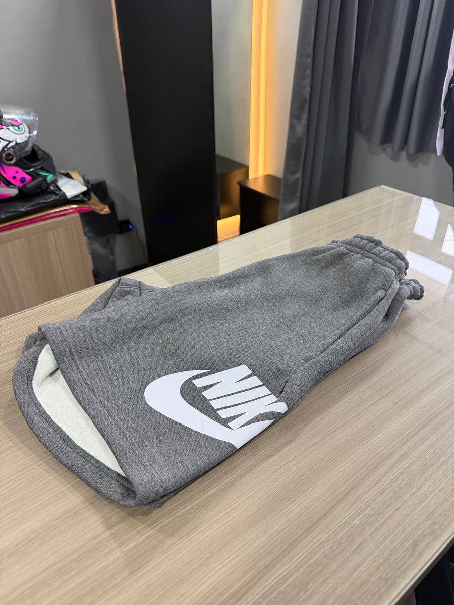 Bermuda Moletom Nike Cinza